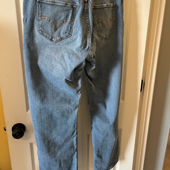Women’s Levi jeans - Picture 5 of 6